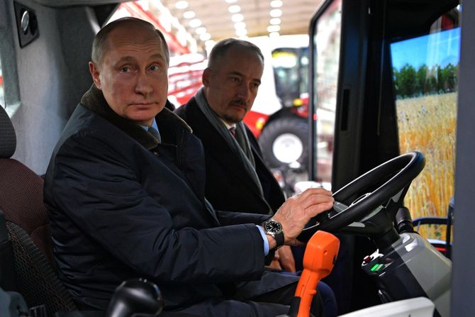 Vladimir Putin poljoprivredna mašina traktor