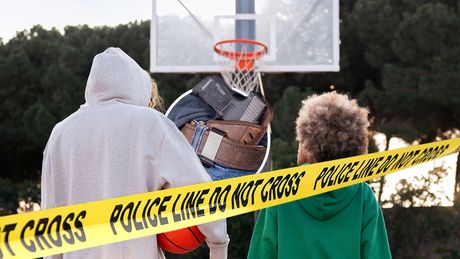 Košarka, muškarac i žena igraju košarku devojka mladić ubistvo