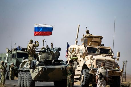 Ruski vojni konvoj i američki vojnici naftno polje Sirija