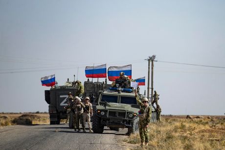 Ruski vojni konvoj i američki vojnici naftno polje Sirija