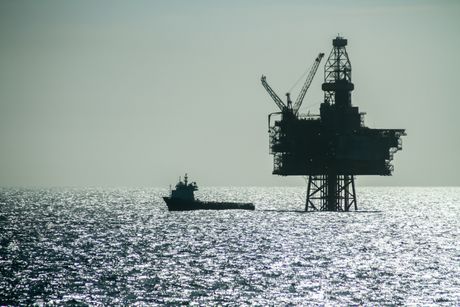 Nafta rafinerija more oil sea