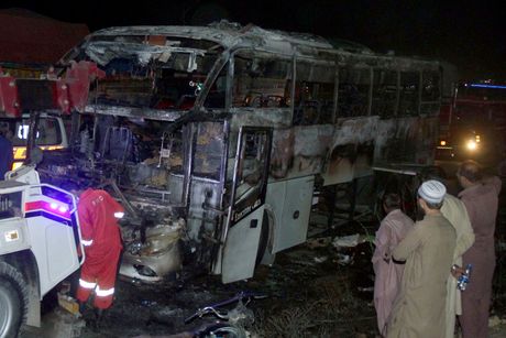 Pakistan, autobus, zapaljen autobus