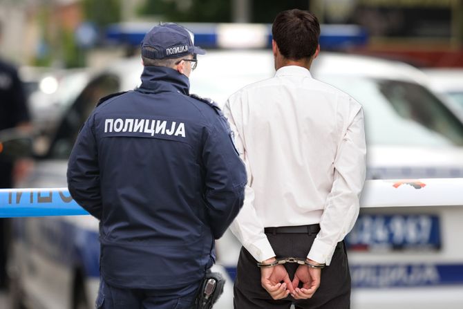 Policija hapšenje lisice policajac Policija hapšenje lisice policajac