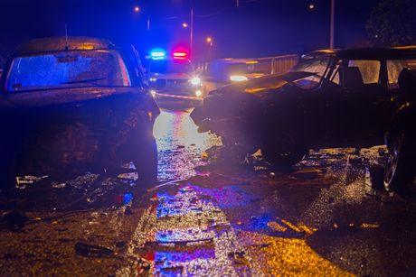 Saobraćajna nesreća sudar kola automobili  policija noć