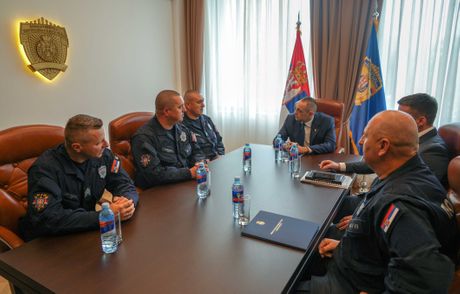 Saopstenje - Ministar Vulin  nagradio policajce