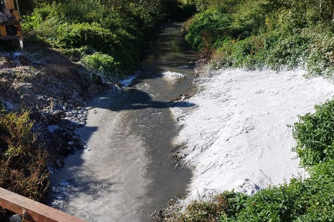 Aranđelovac, inspektori zatekli kamion kako istovaruje otpadni mulj u Kubršnicu