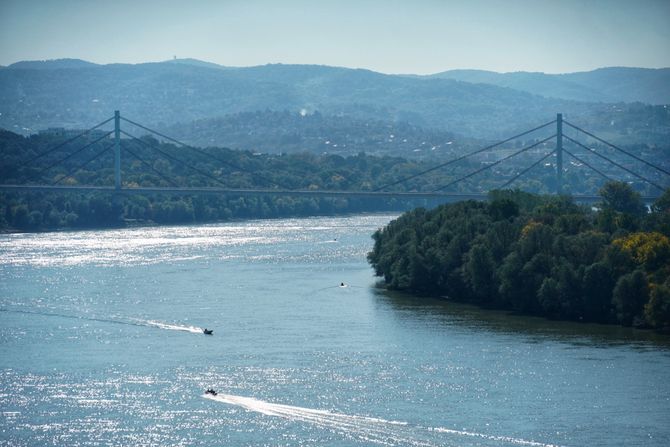 Novi SAD JESEN VREMENSKA prognoza, lepo sunčan dan, štrand, šetalište odmor, prolaznici, šetači