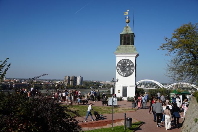 Novi SAD JESEN VREMENSKA prognoza, lepo sunčan dan, štrand, šetalište odmor, prolaznici, šetači