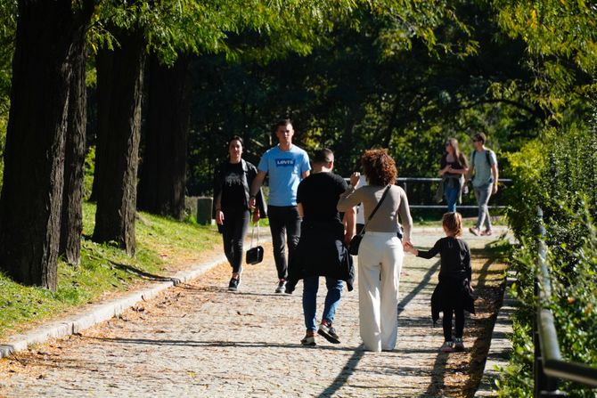 Novi SAD JESEN VREMENSKA prognoza, lepo sunčan dan, štrand, šetalište odmor, prolaznici, šetači