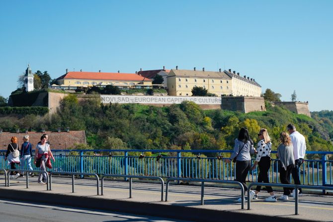 Novi SAD JESEN VREMENSKA prognoza, lepo sunčan dan, štrand, šetalište odmor, prolaznici, šetači