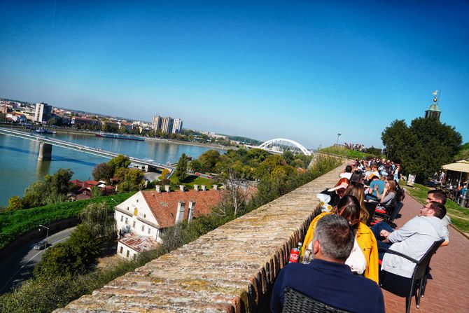 Novi SAD JESEN VREMENSKA prognoza, lepo sunčan dan, štrand, šetalište odmor, prolaznici, šetači