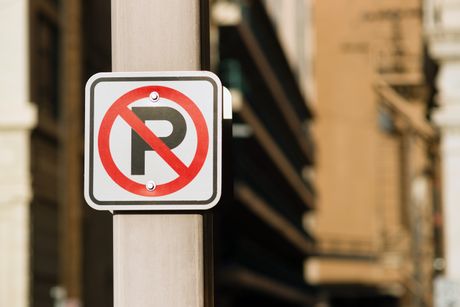 Znak zabranjeno parkiranje