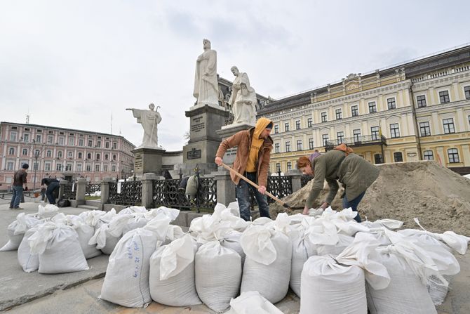 Ukrajina rat bombardovanje spomenik spomenici zaštita pesak vreće sa peskom Kijev Princess Olga Monument