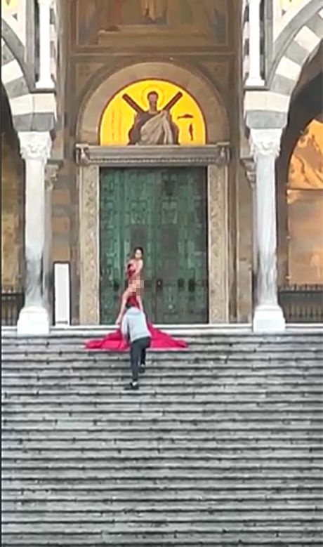 Turistkinja se fotografisala gola ispred katedrale u Italiji