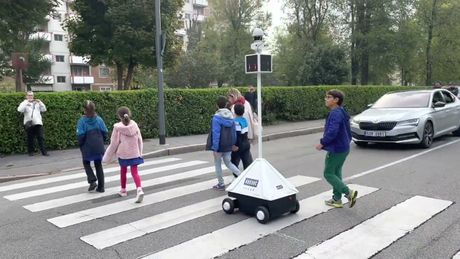 Robot u Italiji pomaže pešacima da pređu ulicu