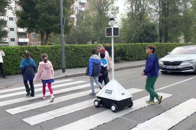 Robot u Italiji pomaže pešacima da pređu ulicu