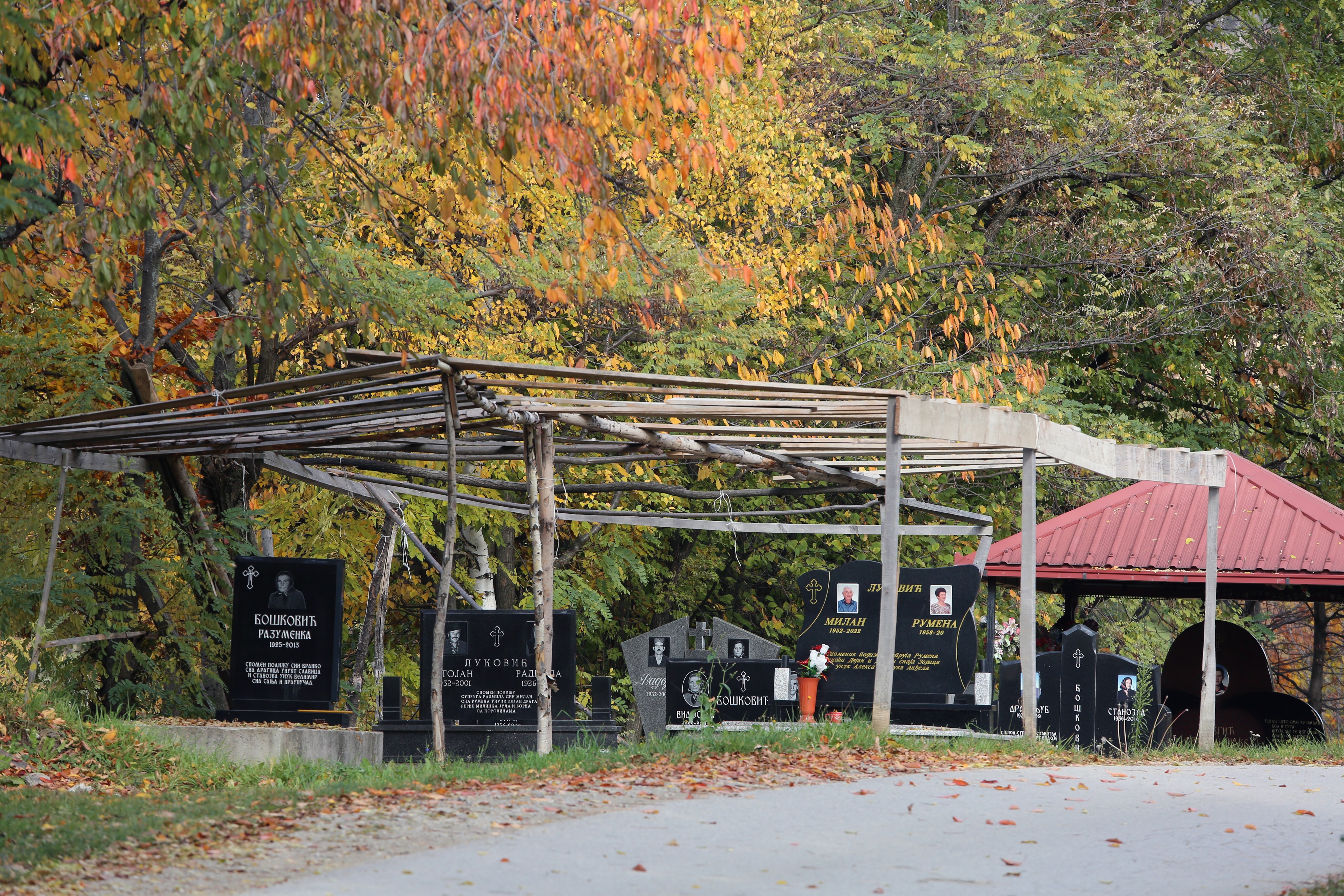 Sablasna slika prekopanih grobova širi se po Srbiji: Niko nije bezbedan, strašni gosti dolaze po svoje!