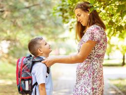 Dete, ide u školu, majka