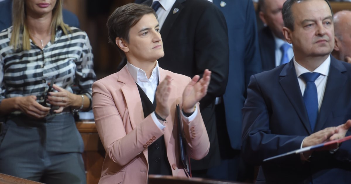 Brnabić stigla oko 10 časova u parlament, veliki broj novinara u holu