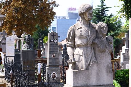 Đorđe Jovanović vajar Đorđe Jovanović novo groblje spomenik