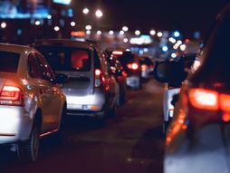 Automobili gužva noć kolaps u saobraćaju