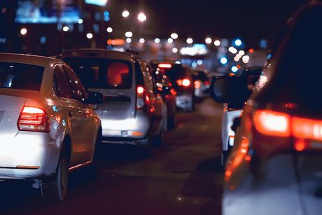 Automobili gužva noć kolaps u saobraćaju