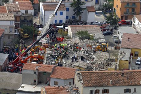 Italija San Giuliano zemljotres uništena škola 2002