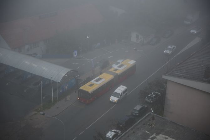 Maglovito jutro, magla, smog, zagađenje vazduha, vremenska prognoza, jesenji dan, Voždovac Kumodraška ulica