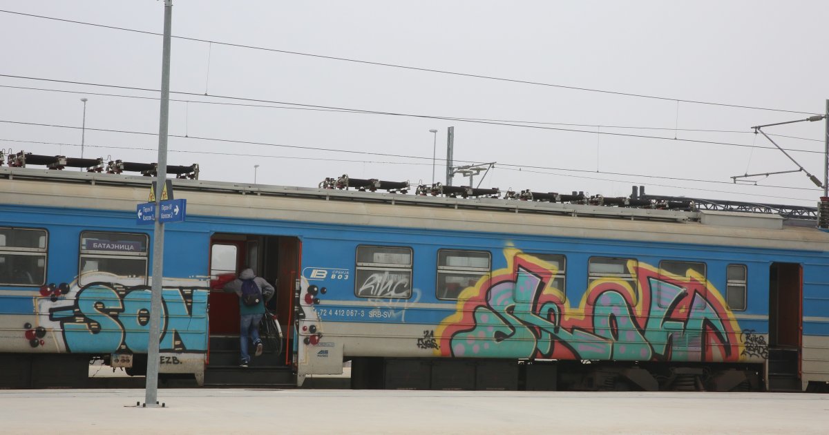 Terrifying video of a girl from Pančevac: Holding onto a train with one hand, selfie stick in the other