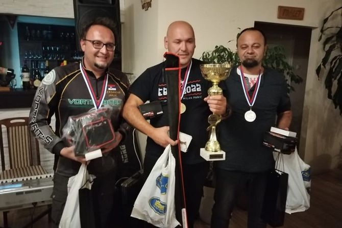 12. Varaličarski “Bovan kup": Pobednička trojka: Aleksandar Janjić (3. mesto), Milan Panić (1. mesto) i Goran Vesić (2. mesto) 12. Varaličarski “Bovan kup": Pobednička trojka: Aleksandar Janjić (3. mesto), Milan Panić (1. mesto) i Goran Vesić (2. mesto)