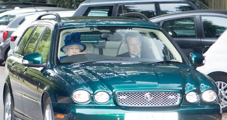 Kraljica Elizabeta Jaguar X-Type ide na aukciju