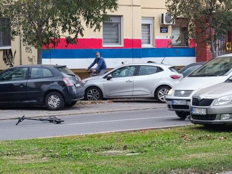 Dete povređeno u Novom Sadu, udario ga automobil na električnom trotinetu