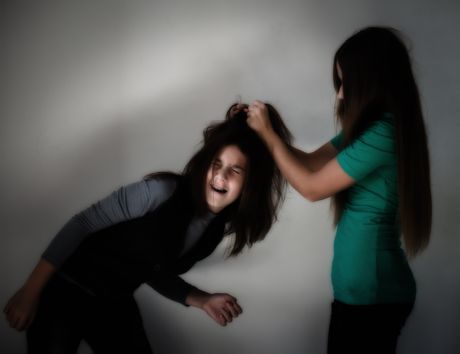 Devojčica devojčice devojke devojka tinejdžerke tuča batine  čupanje kose vršnjačko nasilje