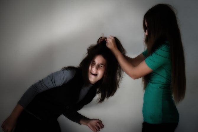 Devojčica devojčice devojke devojka tinejdžerke tuča batine  čupanje kose vršnjačko nasilje Devojčica devojčice devojke devojka tinejdžerke tuča batine  čupanje kose vršnjačko nasilje