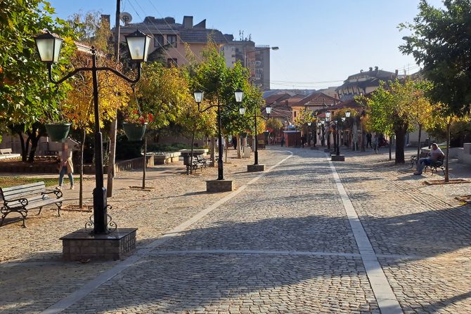 Vranje neutralna Pešačka zona Vranje Pešačka zona u Vranju Šetalište Vranje Šetalište u Vranju Jesen Lepo vreme Sunčan dan Vranje neutralna Pešačka zona Vranje Pešačka zona u Vranju Šetalište Vranje Šetalište u Vranju Jesen Lepo vreme Sunčan dan