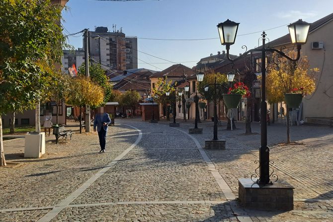 Vranje neutralna Pešačka zona Vranje Pešačka zona u Vranju Šetalište Vranje Šetalište u Vranju Jesen  Lepo vreme Sunčan dan