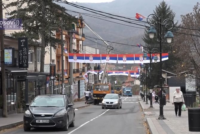 Leposavić, Kosovska Mitrovica, srpske zastave