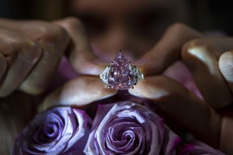 Ružičasti dijamant aukcija Kristi prodat za 28 miliona dolara Fortune Pink