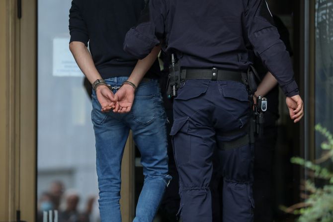 Policija, hapšenje, lisice Policija, hapšenje, lisice