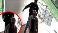Huligan na Žarkovu s leđa udario nemoćnu baku, pred ulazom u zgradu: Oteo joj torbu i pobegao