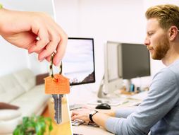 Stanodavac, izdavanje stanova, Programer dizajner rad od kuće, racunar