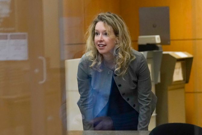 Elizabet Holms, Elizabeth Holmes Elizabet Holms, Elizabeth Holmes