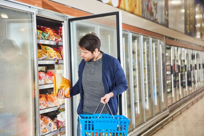 Supermarket prodavnica hrana kupac