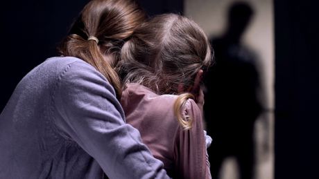 Majka žena dete devojčica napad porodično nasilje uplašeni pljačka pljačkaš lopov muškarac obija stan obijanje stana Majka žena dete devojčica napad porodično nasilje uplašeni pljačka pljačkaš lopov muškarac obija stan obijanje stana