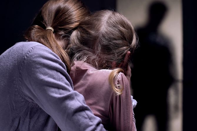 Majka žena dete devojčica napad porodično nasilje uplašeni pljačka pljačkaš lopov muškarac obija stan obijanje stana Majka žena dete devojčica napad porodično nasilje uplašeni pljačka pljačkaš lopov muškarac obija stan obijanje stana