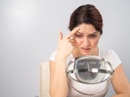 Žena, ogledalo, bore