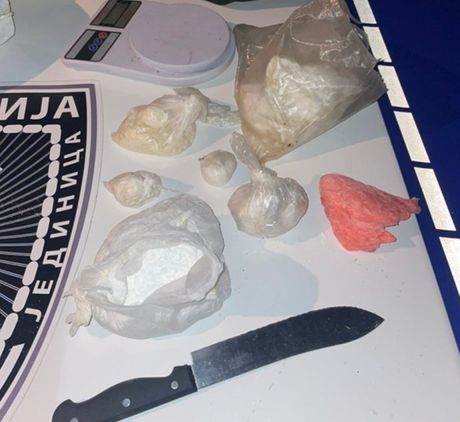 Starica policija hapšenje uhapšena droga vagica nož Zemun