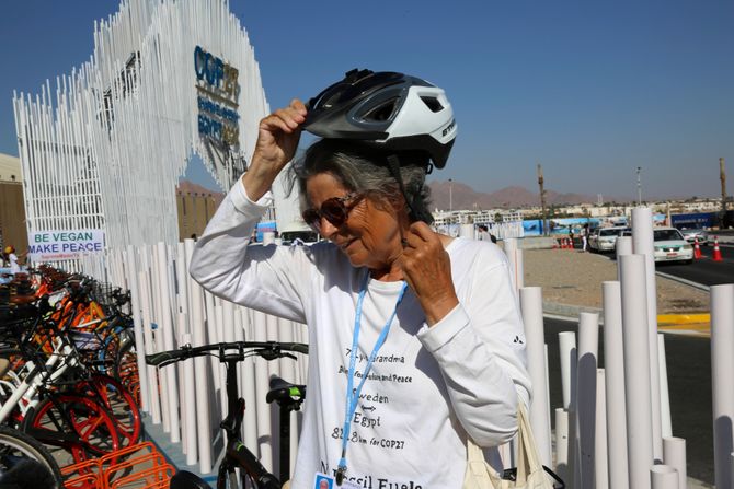 Šveđanka Doroti Hildebrant (72) prešla je elektrobiciklom nekoliko hiljada kilometara od Švedske do egipatskog letovališta Šarm el Šeik, Zaustavite klimatske promene