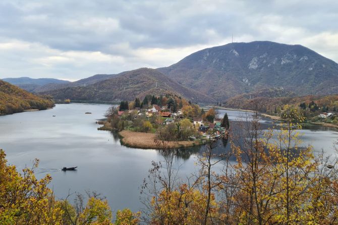 Ostrvo Pejice, srpski Bled, Ovčarsko-kablarska klisura