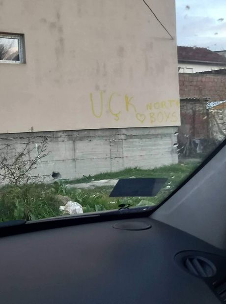 Grafiti UČK Bošnjačka mahala Severna Kosovska Mitrovica
